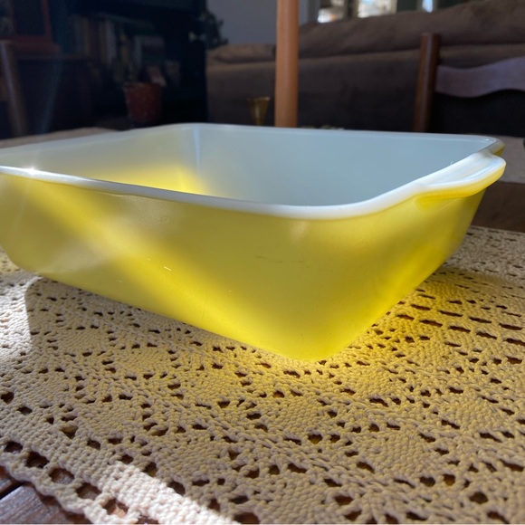Vintage Pyrex Dish - Picture 2 of 5
